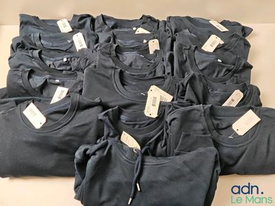 beaucoup de t-shirts noirs posés sur une table