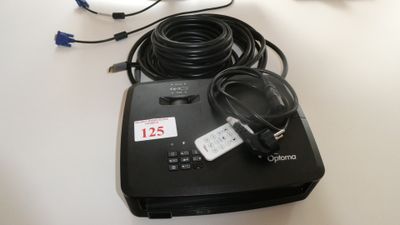une photo d'une table sur laquelle sont posés une imprimante et un chargeur