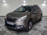 la voiture grise est garée dans le garage sur le sol en damier