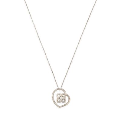 un collier en or blanc orné d'un pendentif en forme de cœur serti de diamants