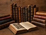 plusieurs vieux livres sont empilés sur une table
