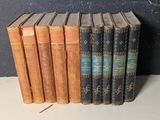 plusieurs vieux livres sont alignés sur une table