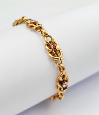 un gros plan d'un bracelet en or posé sur une serviette
