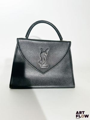 un sac à main noir orné d'un logo monogramme sur le devant