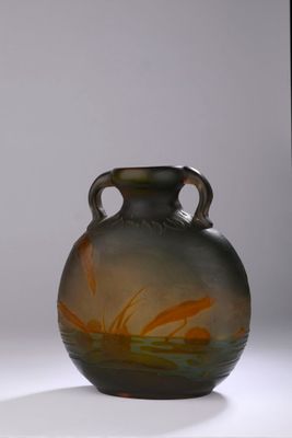 un vase en verre posé sur une table
