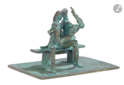 une statue en bronze représentant un couple assis sur un banc