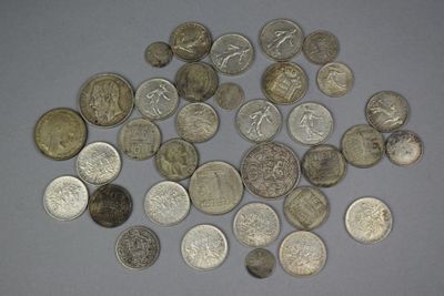 beaucoup de pièces qui sont sur la table
