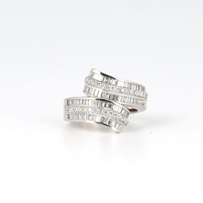 une paire de bagues en or blanc et diamants