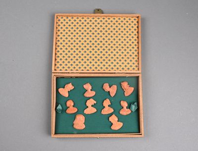 une boîte en bois contenant plusieurs feuilles de papier