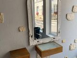 une salle de bains avec un lavabo et un miroir au mur
