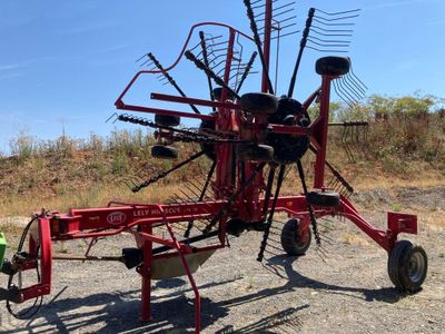 une image représentant un tracteur rouge équipé d'un soc