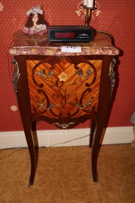 une petite table sur laquelle est posée une lampe