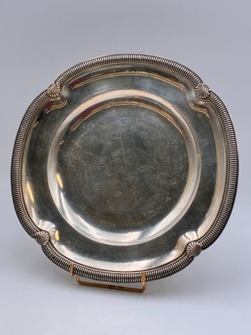 Argent Minerve : plat rond chantourné à décor de coquille ; PB : ...
