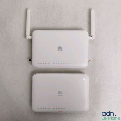 deux routeurs Wi-Fi posés l'un à côté de l'autre sur la table