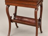 une petite table en bois surmontée d'une étagère