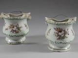 paire de vases en porcelaine ornés de motifs floraux sur fond gris