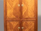 une armoire ancienne en bois, avec un plateau en marbre et deux portes