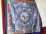 une écharpe bleue et orange accrochée à un mur rouge