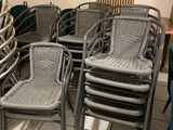 beaucoup de chaises et de tables dans une pièce
