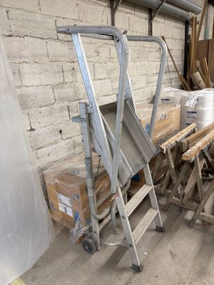 une pièce avec beaucoup de bois et une échelle à l'intérieur