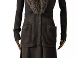 manteau pour femme à col en fourrure, présenté sur un mannequin