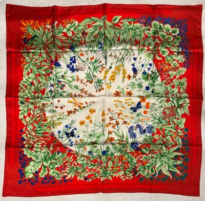une photo d'un foulard carré à motifs floraux rouges et verts