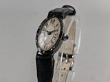 une image montrant un gros plan d'une montre-bracelet posée sur une surface transparente