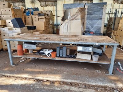 une table sur laquelle sont posées de nombreuses boîtes