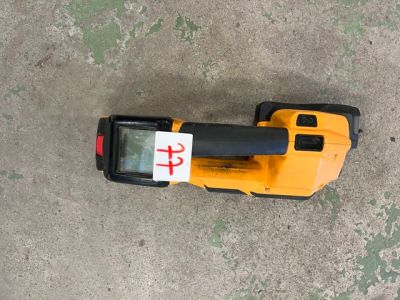 vue de dessus d'un pistolet laser portatif posé au sol