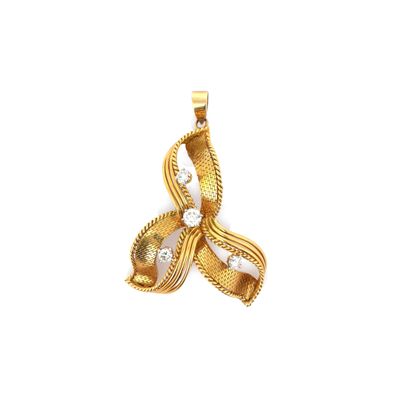 un gros plan d'un pendentif en or et diamants sur fond blanc