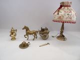 une lampe, un abat-jour, une calèche et d'autres objets posés sur une table
