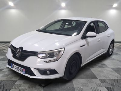 la voiture blanche est garée sur un sol en damier dans le garage