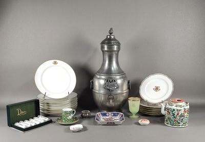 de nombreux types de plats et de tasses sur la table