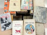 beaucoup de livres sur une table, avec un chien