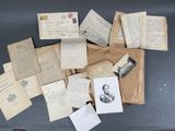 de nombreux vieux papiers et lettres sur la table