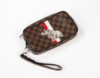un sac à main marron et noir orné d'un éléphant blanc