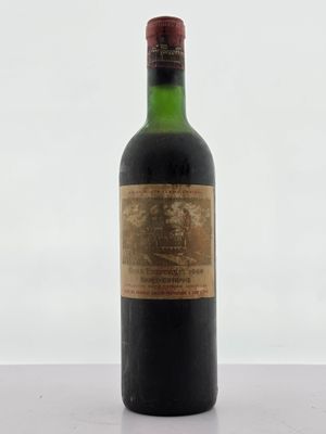 une bouteille de vin posée sur une table