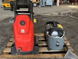 une machine rouge et noire posée sur une palette dans un entrepôt
