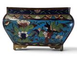 un vase bleu orné de fleurs et d'oiseaux