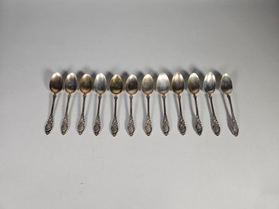six cuillères sont alignées sur une table