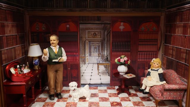 Diorama. Composition miniature, dans une vitrine en bois, vitre e...