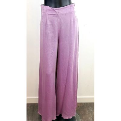 un mannequin vêtu d'un pantalon violet et d'un haut noir