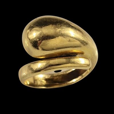 une image représentant une bague en or sur fond noir