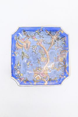 une assiette bleue ornée d'un motif floral
