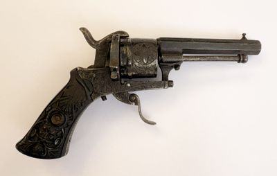 gros plan d'un revolver sur une surface blanche