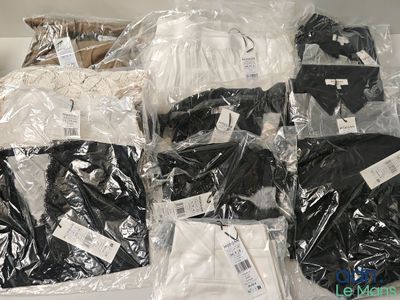 plusieurs sacs de vêtements posés ensemble sur une table
