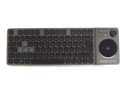 un clavier et une souris posés sur une surface blanche