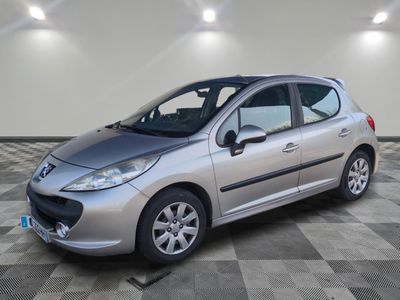 la petite voiture argentée est garée dans une grande pièce