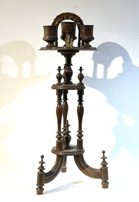 Nécessaire de fumeur tripode en noyer mouluré et teinté.