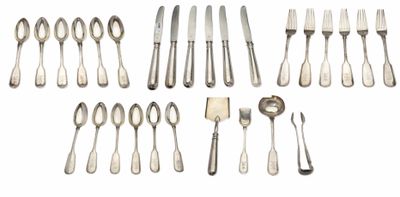 un assortiment d'argenterie comprenant des fourchettes, des couteaux et des cuillères